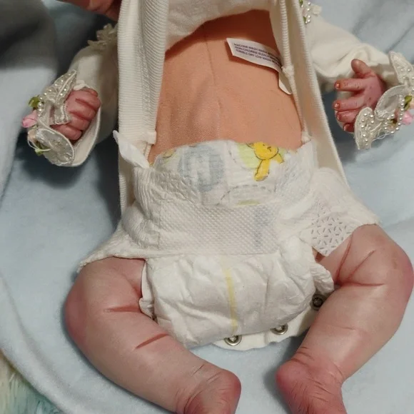 Newborn Baby That Looks So Real Like She Was Just Born - Picture 13 of 16